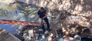 Policías municipales rescatan a perro atrapado en canal de aguas negras en la colonia Partido Romero