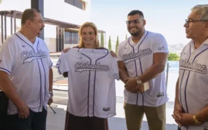 Maru Campos felicita a Uziel Muñoz por su actuación en el Mundial de Atletismo 2025