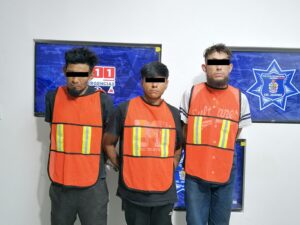 Detienen a tres sujetos y una mujer en posesión de un arma de fuego calibre .25