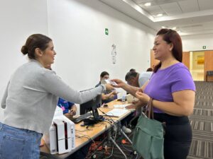Acerca SSPE unidad móvil de licencias al Hospital Ángeles en Ciudad Juárez