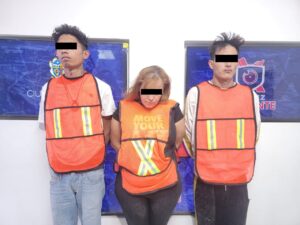 Detienen a cinco personas en posesión de armas de fuego y cristal; dos mujeres son arrestadas por desobediencia y resistencia