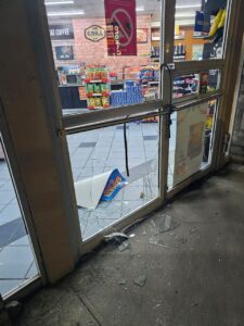 Detienen a hombre acusado por robo a tienda de conveniencia en el fraccionamiento Jardines de San José