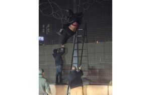 Rescatan a migrante atorada en alambre de púas en el muro fronterizo