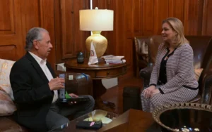 Goberadra Maru Campos recibe reconocimiento del CCE por su compromiso con el sector empresarial de Chihuahua