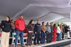 Desfila contingente por aniversario de la Revolución Mexicana a pesar de la lluvia y el granizo