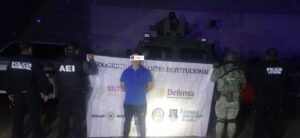 Asegura SSPE a un hombre que llevaba once envoltorios de droga durante operativo en Parral