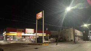 A Punto De Caerse El Poste De Alumbrado Público Se Sostiene A Través De Los Cables De La Luz