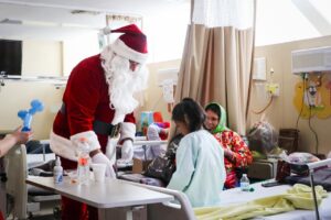 Por quinto año consecutivo, Olson lleva a “Santa” al Hospital Infantil de Chihuahua