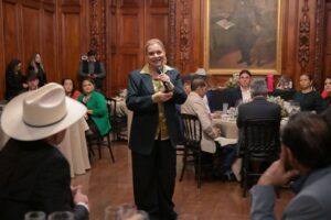 Gobernadora Maru Campos agradece a alcaldes chihuahuenses por su trabajo durante la celebración del brindis navideño en Palacio de Gobierno