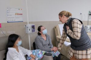Gobernadora Maru Campos visita a pacientes y sus familias en el Hospital General de Ciudad Juárez