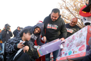 Alcalde Inicia La Entrega De Juguetes A Niños De Ciudad Juárez En El Tradicional Santa Bombero