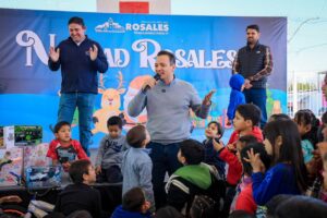 Convive Marco Bonilla con familias de Rosales y comparte el espíritu navideño