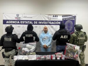 Detiene AEI a sujeto con droga, vapes y cartuchos durante cateo en la colonia Lucio Cabañas