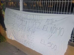 Cuelgan Manta Con Mensaje Amenazante