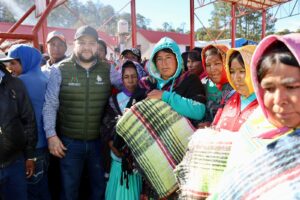 Continúa Arturo Medina con operativo por bajas temperaturas; entrega apoyos en la sierra