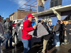 Memo Ramírez entrega apoyos alimentarios y cobijas a familias de Parral ante bajas temperaturas