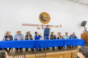 Reciben liderazgos de Satevó a Marco Bonilla para trabajar en unidad