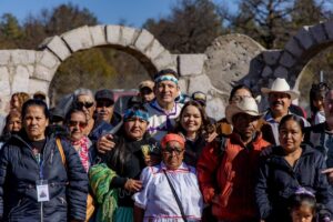 Entregan Marco Bonilla y el presidente municipal de Bocoyna apoyos a familias indígenas de la región