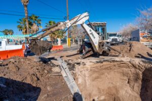 ATIENDE LA JMAS HUNDIMIENTO EN LA AVENIDA VICENTE GUERRERO Y LAGUNA DE TAMIAHUA