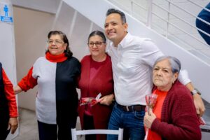 Sorprende Marco Bonilla con mariachi a adultos mayores de Clubs del Abuelo por Día de San Valentín