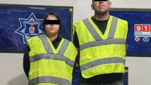 Detienen a pareja armada en vehículo con reporte de robo en la Benito Juárez