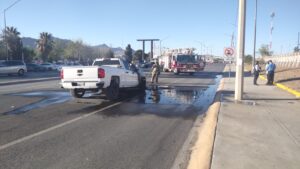 Incendio Una Troca De Color Blanca Chevrolet En Avenida Abraham Lincoln Metros Del Puente Córdoba De Las Américas