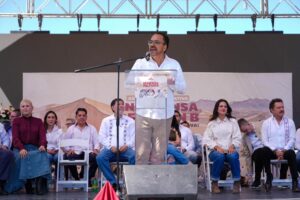 Juan Carlos Loera Senador De Morena Acompañó A Su Amiga Andrea Chávez En El Monumento A Benito Juárez