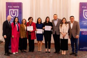 Entrega Marco Bonilla reconocimiento a primeras egresadas de la Universidad de las Mujeres