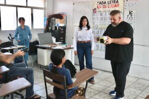 Diputada Jael Argüelles Díaz entrega lentes a la niñez juarense