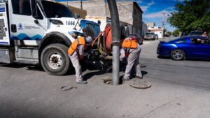 CUMPLE LA JMAS CON LIMPIEZA EN LA RED SANITARIA EN LA CARLOS CASTILLO PERAZA