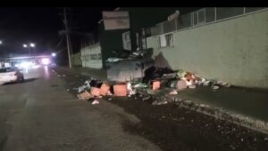 Afuera De Un Lugar De Asilo De Anciano Acumulamiento De Basura En La Avenida De Los Insurgentes A Unos Metros Del Famoso Puente El Charquito