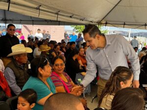 Suma Gilberto Loya más de 900 personas a redes vecinales en Parral durante gira de trabajo
