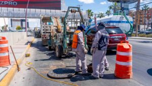 REFUERZA LA JMAS LIMPIEZA EN COLECTOR TEÓFILO BORUNDA PARA PREVENIR BROTES DE AGUAS NEGRAS