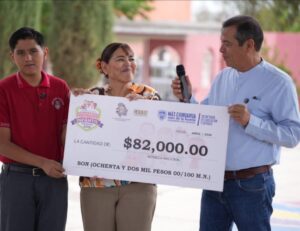 Pedro Torres Estrada entrega apoyo económico a Primaria “Abraham González” en el marco del programa Niño Diputado