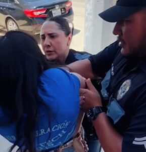 Agentes Del Departamento De Policía Del El Paso Texas Golpeando A Una Mujer