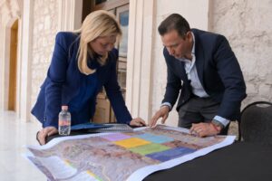 Gobernadora Maru Campos analiza con empresarios proyecto de semaforización para la capital