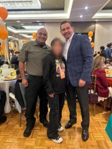 Comandante Sergio Rodríguez Acompañado Del Alcalde Cruz Pérez Celebrando El Día Del Niño