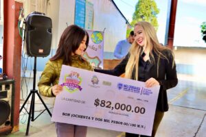 Entrega Carla Rivas cheque de 82 mil pesos a la Escuela Primaria Narciso Mendoza