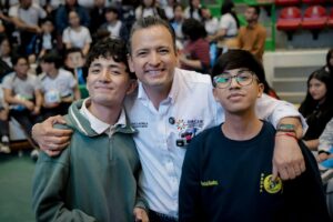 Alerta Marco Bonilla a estudiantes sobre riesgos digitales y comparte estrategias de prevención en Juárez