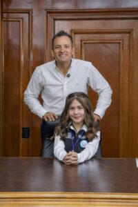 Presidente municipal De La Ciudad De Chihuahua Marco Bonilla Presenta A La Alcaldesa Por El Día Del Niño