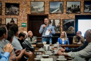 Escucha Marco Bonilla el sentir de Juárez en encuentro con la agrupación “Más por Juárez”