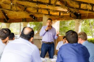 Pide Marco Bonilla cerrar filas por Chihuahua ante jóvenes empresarios de Cuauhtémoc