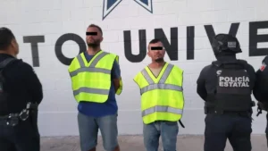 Presentan a detenidos tras persecución y choque durante carjacking