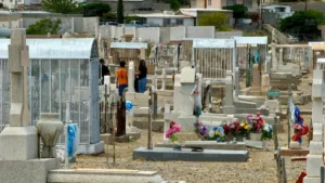 Visitan familias juarenses panteones por el Día de las Madres