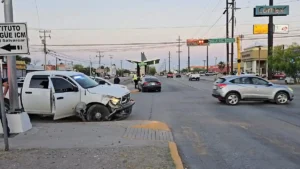 Choca unidad de la Fiscalía Zona Norte contra camioneta en el bulevar Zaragoza; reportan tres lesionados