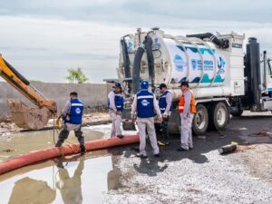 Realiza JMAS limpieza de pozo de visita en el fraccionamiento Cerradas de San Pedro.