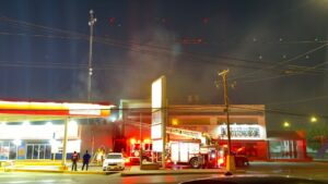 Se Incendia Un Oxxo Enseguida de Una Gasolinera