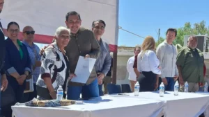 Entregan documentos de regularización patrimonial a 215 familias de Loma Blanca