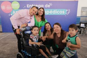 Cumple Marco Bonilla con familias: entregan 25 sillas de ruedas y apoyos funcionales a personas con discapacidad