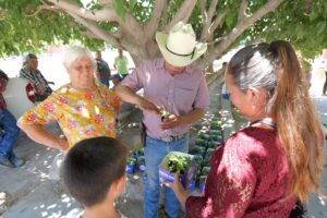 Entrega Arturo Zubía más de 10 mil plántulas a familias de Camargo y Jiménez
